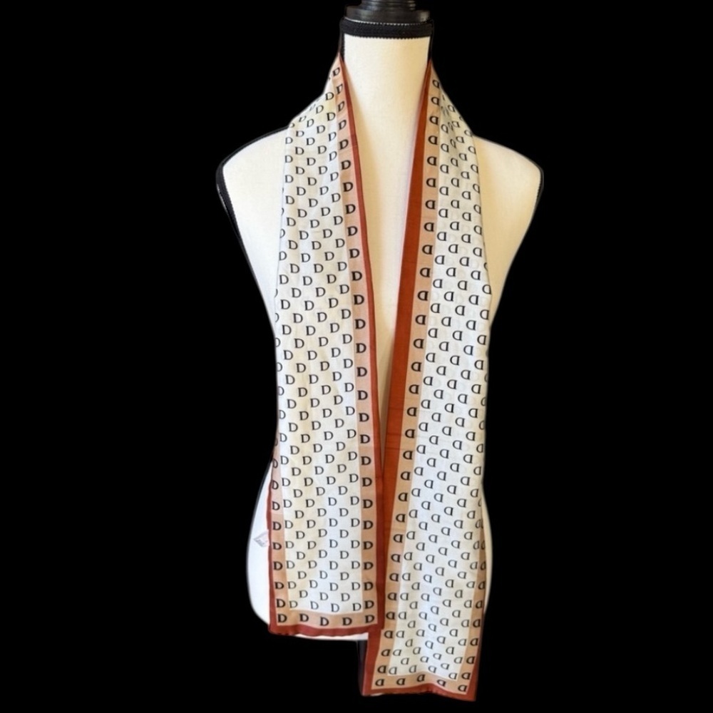 Ladies, scarf with the initial D elegant, excellent condition